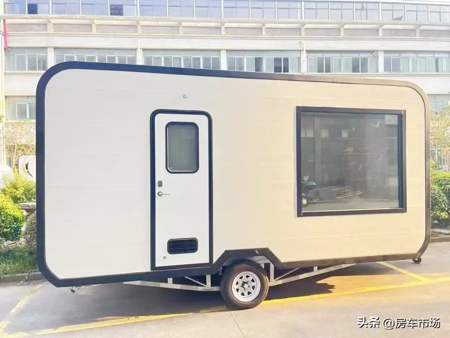 夏钓鱼冬滑雪,4万多的大空间营地房车,能住3口也适合移动办公