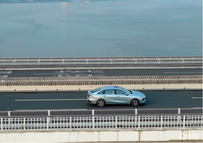 10万元买高续航电车,荣威纯电D6、零跑B01怎么选?