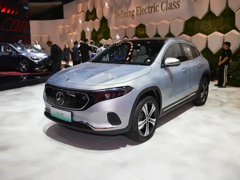 奔驰终于下定决心！EQA给出13万优惠，老车主：买亏了