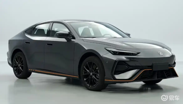 长安1.5T混动轿跑上市，油耗4.28L，10.99万
